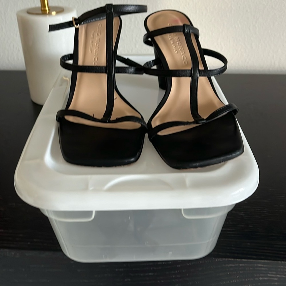 Black strappy comfortable candles in good condition, usual wear.